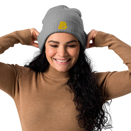 Person wearing Gerippte Bio-Beanie N°1 in gray, made from 100% organic cotton, showcasing ribbed texture and eco-friendly style.
