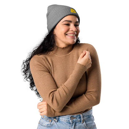 Smiling woman wearing a gray Gerippte Bio-Beanie N°1 made of organic cotton, showcasing its stylish and eco-friendly appeal.