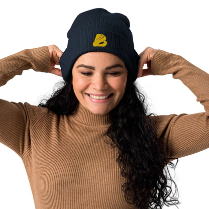 Gerippte Bio-Beanie N°1 aus 100% Bio-Baumwolle, stilvoll und umweltfreundlich, getragen von einer Person in einem braunen Pullover.