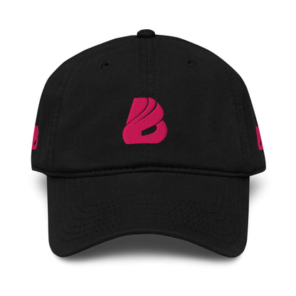 Vorgewaschene Baseballkappe in Schwarz mit rosa Logo, ideal für lässigen und zeitlosen Stil, weich und verstellbar, 100% Baumwolle.