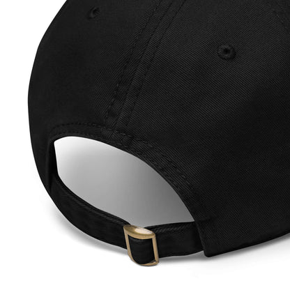 Vorgewaschene Baseballkappe in Schwarz mit verstellbarem Riemen, unstrukturiertes Design, weiches Baumwollmaterial.