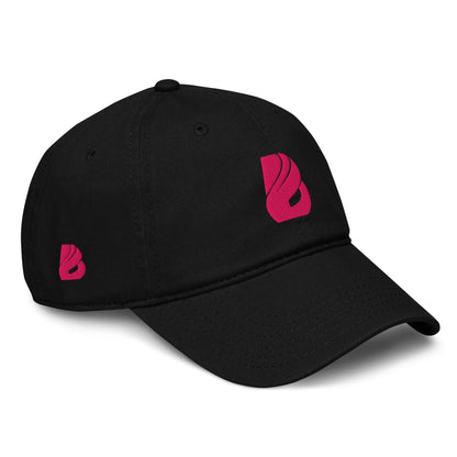 Vorgewaschene Baseballkappe, schwarz mit pinkem Logo, unstrukturiertes 6-Panel-Design, verstellbarer Riemen, für lässigen Look.