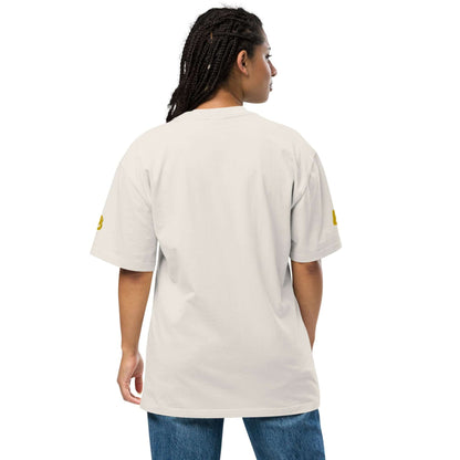 Person wearing Oversized T-Shirt mit verwaschenem Look N°0, showcasing relaxed fit and unique vintage style.