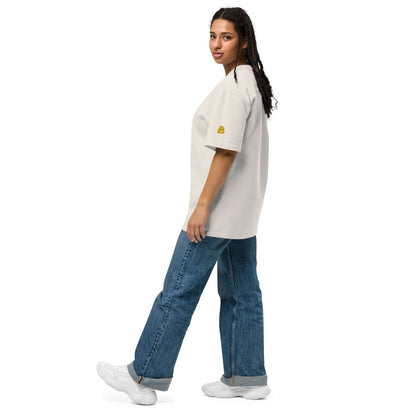 Model wearing Oversized T-Shirt mit verwaschenem Look N°0 paired with blue jeans, showcasing a casual and trendy outfit style.