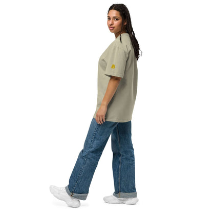 Oversized T-Shirt mit verwaschenem Look N°0 in beige, getragen von Person, kombiniert mit blauen Jeans, seitliche Ansicht.