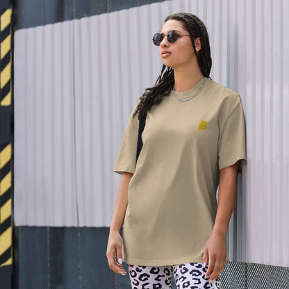 Woman wearing an Oversized T-Shirt mit verwaschenem Look N°1 standing against a corrugated wall.