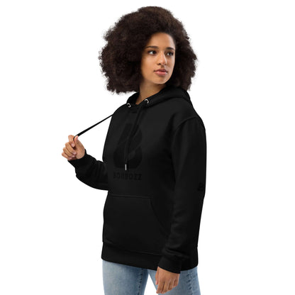 Frau trägt Hochwertiger Öko Kapuzenpullover N°13 aus Bio-Baumwolle in Schwarz mit Beuteltasche und doppellagiger Kapuze.