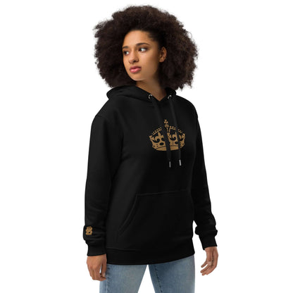 Model wearing Hochwertiger Öko Kapuzenpullover N°10 in black, featuring a front pocket and double-layered hood for a classic streetwear look.