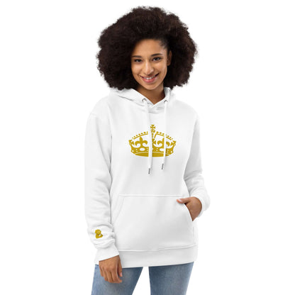 Woman wearing a white hooded sweatshirt with gold crown design, showcasing relaxed style. Hochwertiger Öko Kapuzenpullover N°11