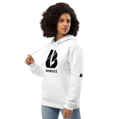 Frau trägt Hochwertiger Öko Kapuzenpullover N°13 in Weiß mit Bio-Baumwolle und recyceltem Polyester, Streetwear-Stil.