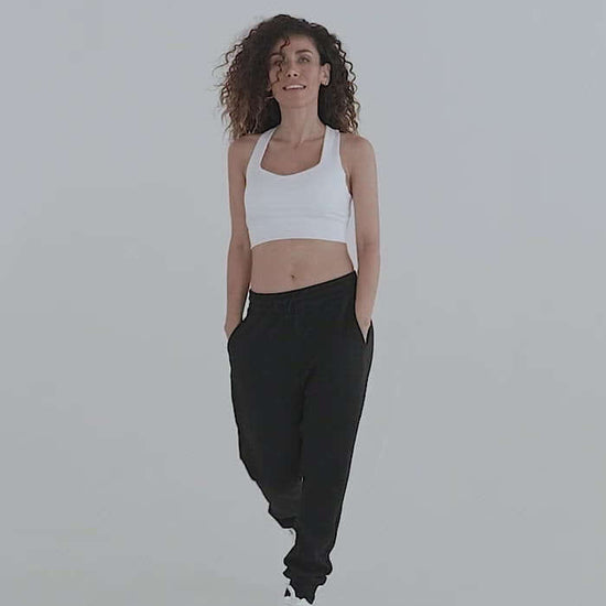 Model wearing Longline-Sport-BH N°0 in a fitness outfit, showcasing versatile sportswear suitable for athletic and casual wear.