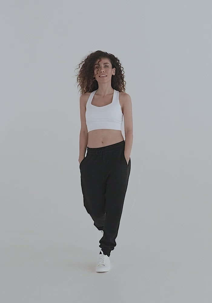 Model wearing Longline-Sport-BH N°0 in a fitness outfit, showcasing versatile sportswear suitable for athletic and casual wear.