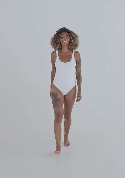 Einteiliger Badeanzug N°0 in Weiß mit schmeichelhaftem Design, ideal für Strand und Pool.
