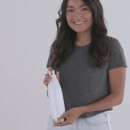 Woman holding Edelstahl Trinkflasche N°0 with double insulation.