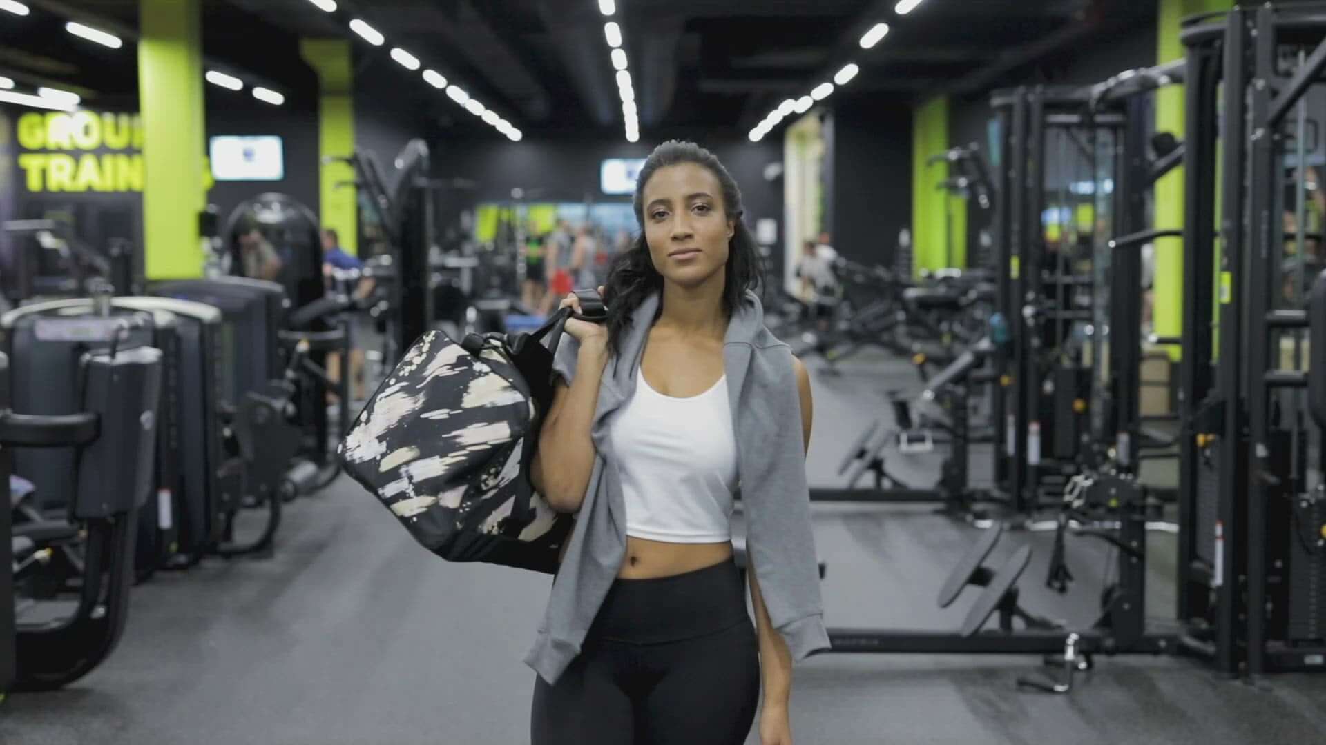 Woman carrying Weekender N°0 bag in gym setting for versatile use