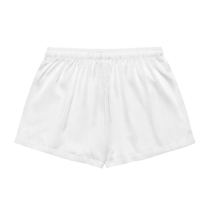 Seidenweiche weiße Pyjama-Shorts für Damen mit eleganten Paspeldetails, perfekt für gemütliche Morgen und entspannte Abende.