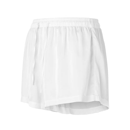 Weiße, seidenweiche Pyjama-Shorts für Damen mit eleganten Paspeldetails, ideal für entspannte Abende.