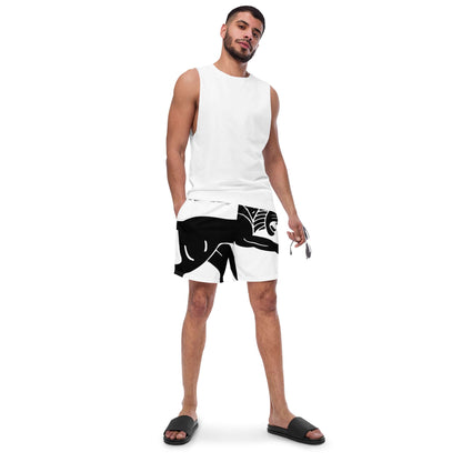 Mann trägt weiße Recycelte Schwimmshorts mit schwarzem Design, ideal für Sommertage; schnell trocknend und mit Taschen für persönliche Gegenstände.