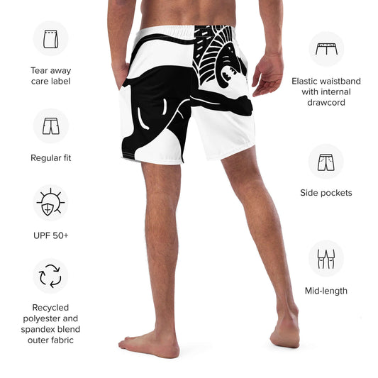 Mann trägt recycelte Schwimmshorts mit elastischem Bund, Taschen und UPF 50+ Schutz, perfekte für den Sommer.