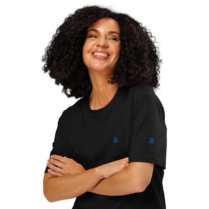 Unisex Bio-T-Shirt mit Rippkragen in Schwarz, getragen von einer lächelnden Frau, 100 % Bio-Baumwolle, sportliche Eleganz