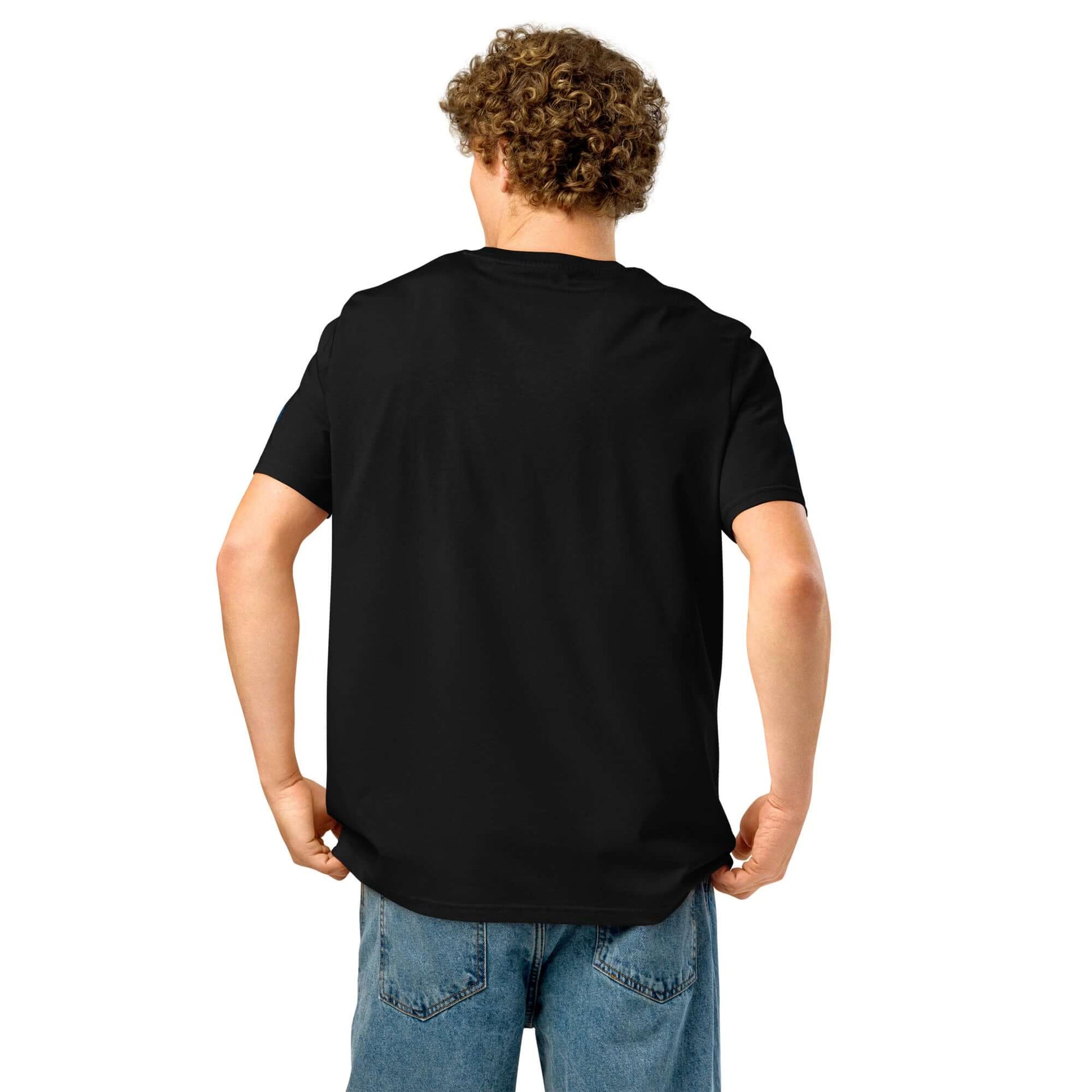 Rückansicht eines Mannes in schwarzem Unisex Bio-T-Shirt mit Rippkragen, aus 100 % Bio-Baumwolle.