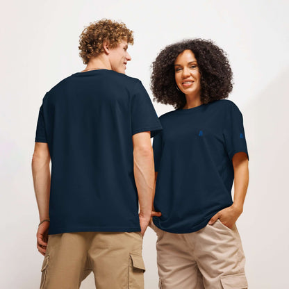 Zwei Personen tragen ein Unisex Bio-T-Shirt mit Rippkragen, aus 100% Bio-Baumwolle, sportlich und lässig, in marineblauer Farbe.