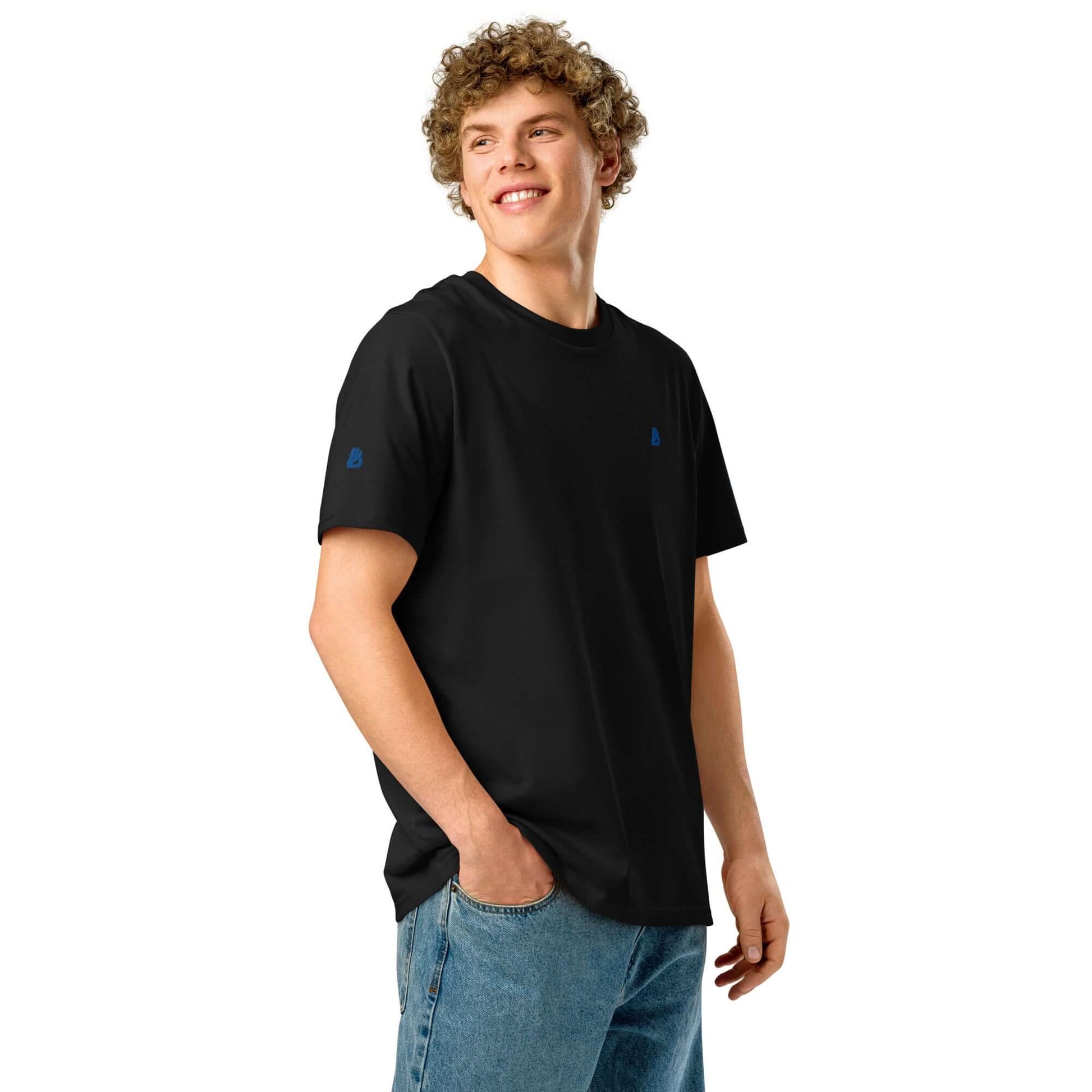 Unisex Bio-T-Shirt mit Rippkragen in Schwarz, modelliert von lächelndem jungen Mann, perfekt für lässige Outfits.