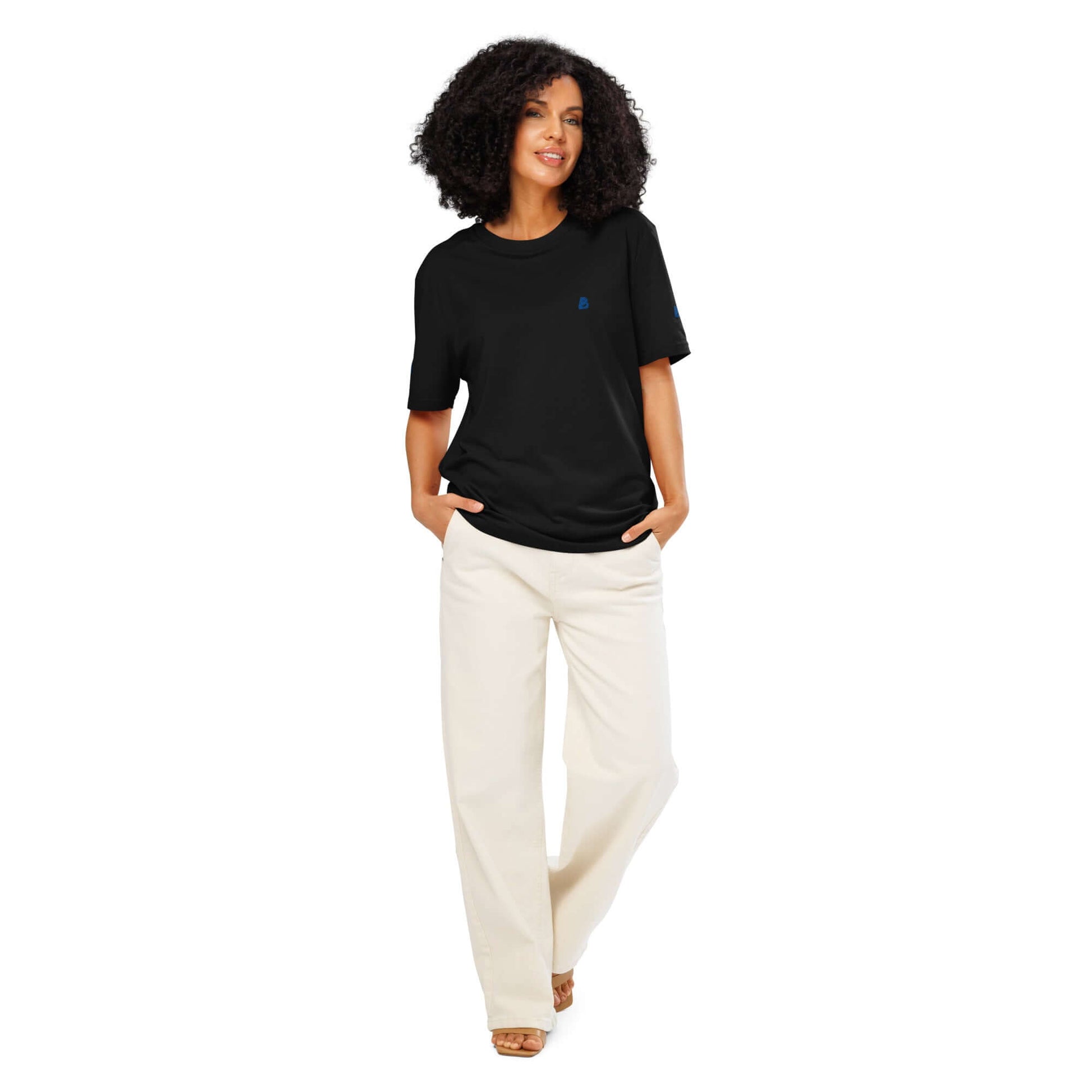 Unisex Bio-T-Shirt mit Rippkragen in Schwarz, kombiniert mit eleganten, hellen Hosen.