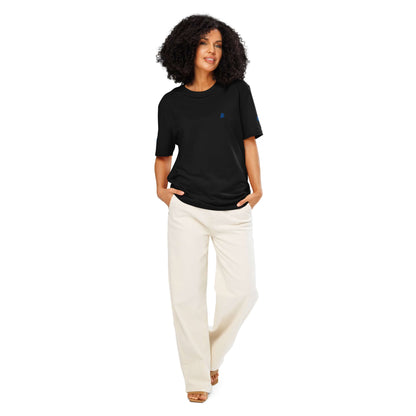 Person wearing a Unisex Bio-T-Shirt mit Rippkragen in black, showcasing casual and stylish design with ribbed collar and 100% organic cotton.