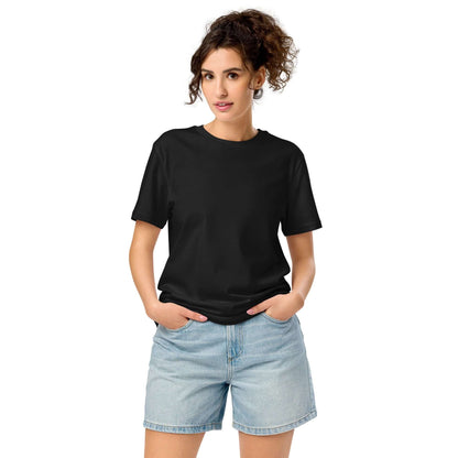 Woman wearing a Mittelschweres Unisex Bio-T-Shirt in black, showcasing eco-friendly fashion, made from 100% organic cotton.