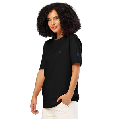 Model wearing Unisex Bio-T-Shirt mit Rippkragen, made of 100% organic cotton, featuring a stylish ribbed collar. Comfortable and durable.