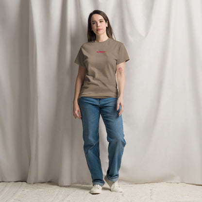 Woman wearing Klassisches Unisex T-Shirt N°0 in beige, 100% cotton, standing indoors, highlighting casual streetwear fashion.