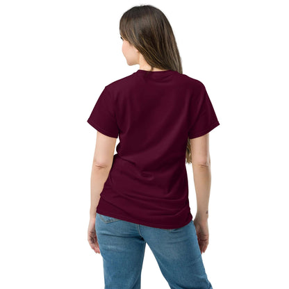 Person wearing Klassisches Unisex T-Shirt N°0 in burgundy, showcasing back view, paired with blue jeans against a white background.