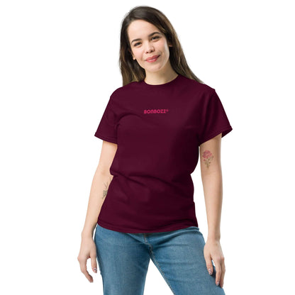 Person wearing Klassisches Unisex T-Shirt N°0 in burgundy, made of 100% cotton, paired with jeans, highlighting streetwear style.