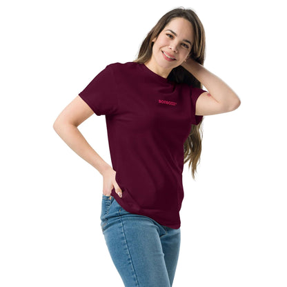 Frau trägt Klassisches Unisex T-Shirt N°0 aus 100 % Baumwolle in Bordeauxrot, perfekt für Streetwear und trendaktuelle Mode.