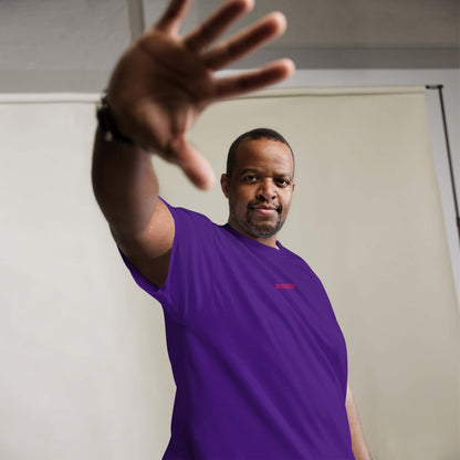 Klassisches Unisex T-Shirt N°0 in vivid purple worn by a person, showcasing comfortable fit and modern style perfect for layering.