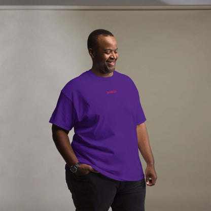 Man wearing Klassisches Unisex T-Shirt N°0 in purple standing against a neutral background. Trendy and stylish clothing choice.