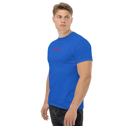 Klassisches Unisex T-Shirt N°0 in Blau, getragen von einem Mann, 100 % Baumwolle, trendiges Outfit für Streetwear.