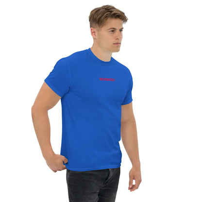 Mann trägt blaues Klassisches Unisex T-Shirt N°0 aus Baumwolle in gerader Linie, perfekt für Streetwear-Outfits.