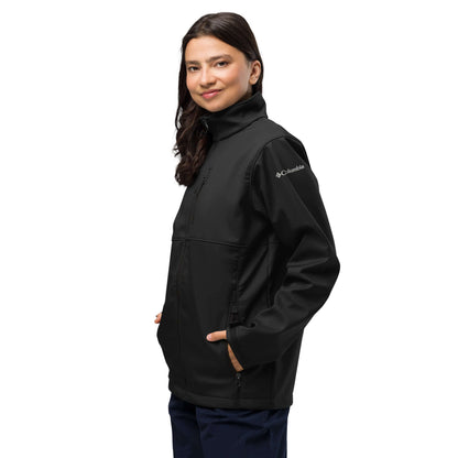 Woman wearing Weiche Columbia Softshell-Jacke N°1, showcasing wind and water-resistant features with zippered pockets.