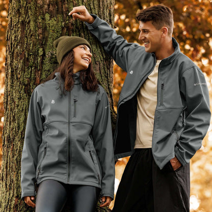 Couple wearing Weiche Columbia Softshell-Jacke N°1 in outdoor setting, showcasing adjustable fit and weather-resistant material.