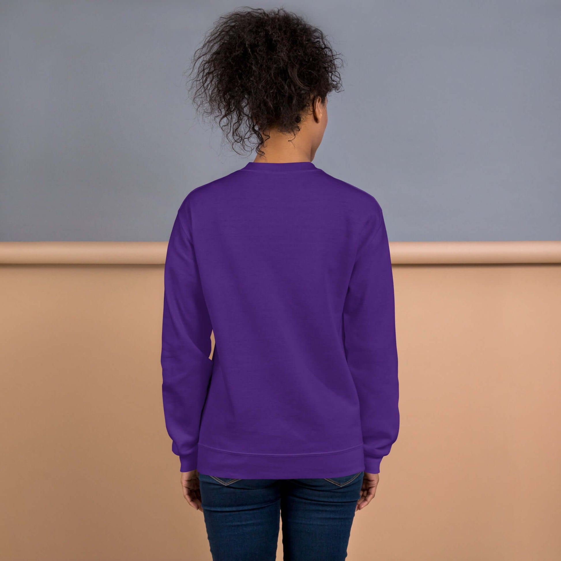 Rückansicht des lila Unisex-Pullover aus 50% Baumwolle, ideal für kalte Monate, im klassischen Schnitt mit weichem Baumwoll-Polyester-Mix.