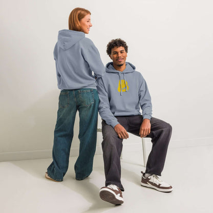 Paar im Textilgefärbter Unisex-Hoodie mit entspannter Passform in gewaschenen Farben, ideal zum Überziehen oder Entspannen.