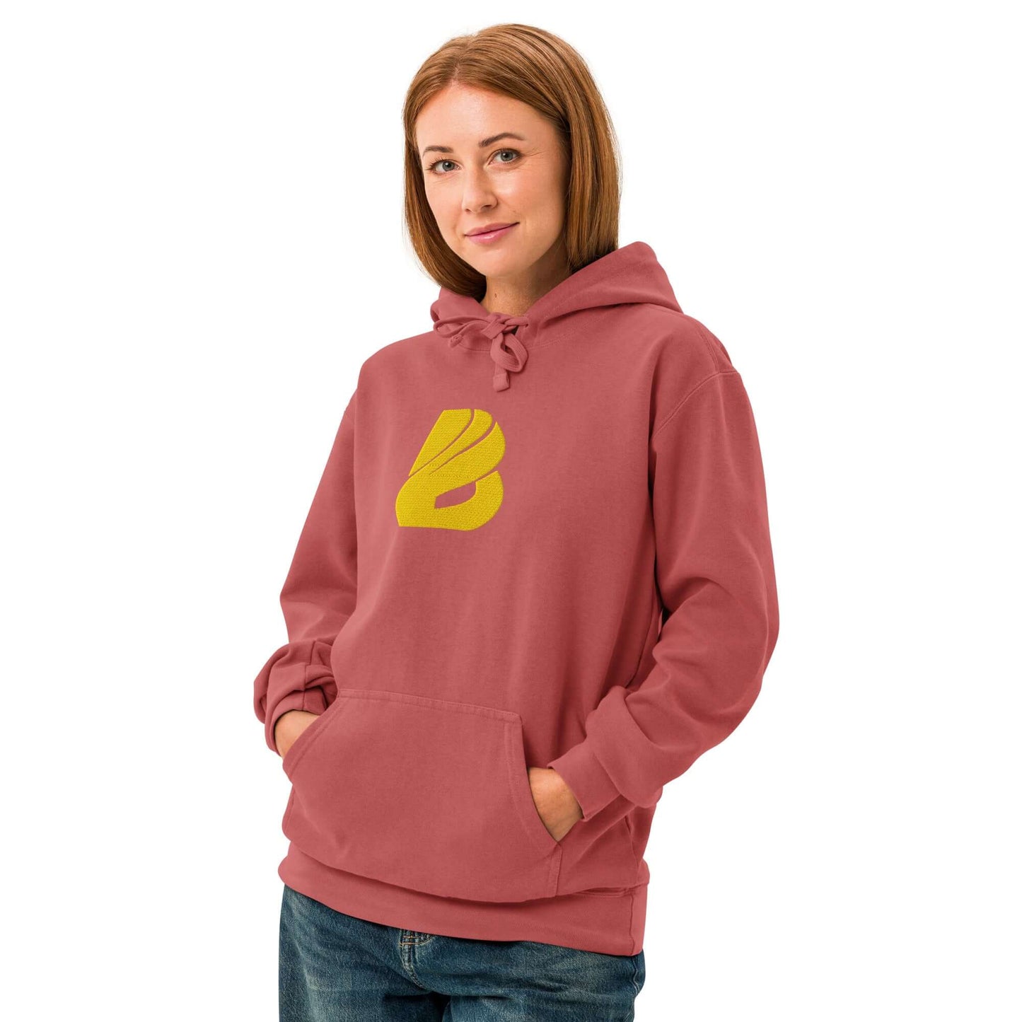 Textilgefärbter Unisex-Hoodie in Rosa, getragen von Frau