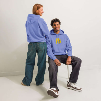 Zwei Personen tragen einen Textilgefärbter Unisex-Hoodie in Blau mit entspannter Passform und weicher Baumwollmischung.