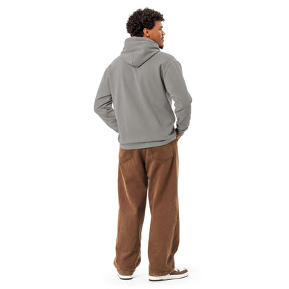 Rückansicht eines Modells im Textilgefärbten Unisex-Hoodie, weiche Baumwollmischung, entspannte Passform, ideal für Alltag und Entspannung.