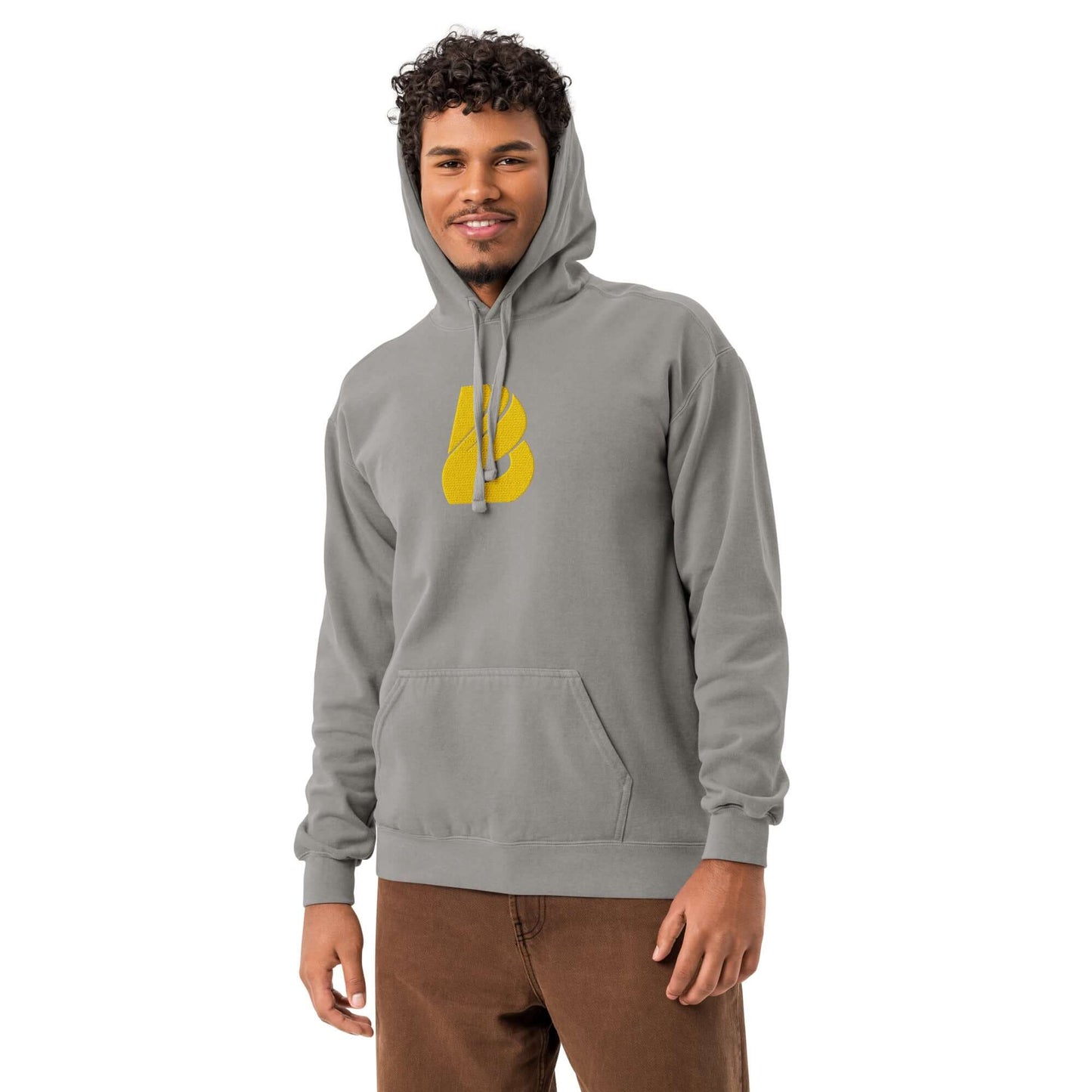 Textilgefärbter Unisex-Hoodie in Grau mit gelbem Logo, perfekt für Komfort und Stil im Alltag.