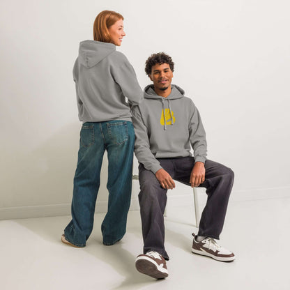 Zwei Personen tragen einen textilgefärbten Unisex-Hoodie in Grau, ideal für Komfort im Alltag. Perfekt für Freizeit und Entspannung.