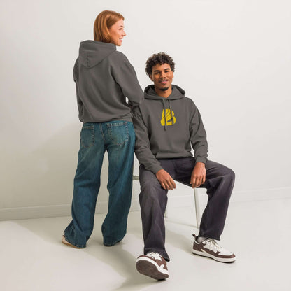 Zwei Modelle tragen einen textilgefärbten Unisex-Hoodie in entspannter Pose, zeigen Komfort und Stil in einem lässigen Setting.
