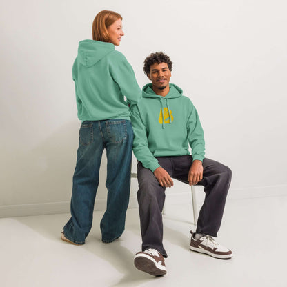 Zwei Personen tragen einen textilgefärbten Unisex-Hoodie, weiche Baumwollmischung, entspannte Passform, ideal für Alltag und Entspannung.
